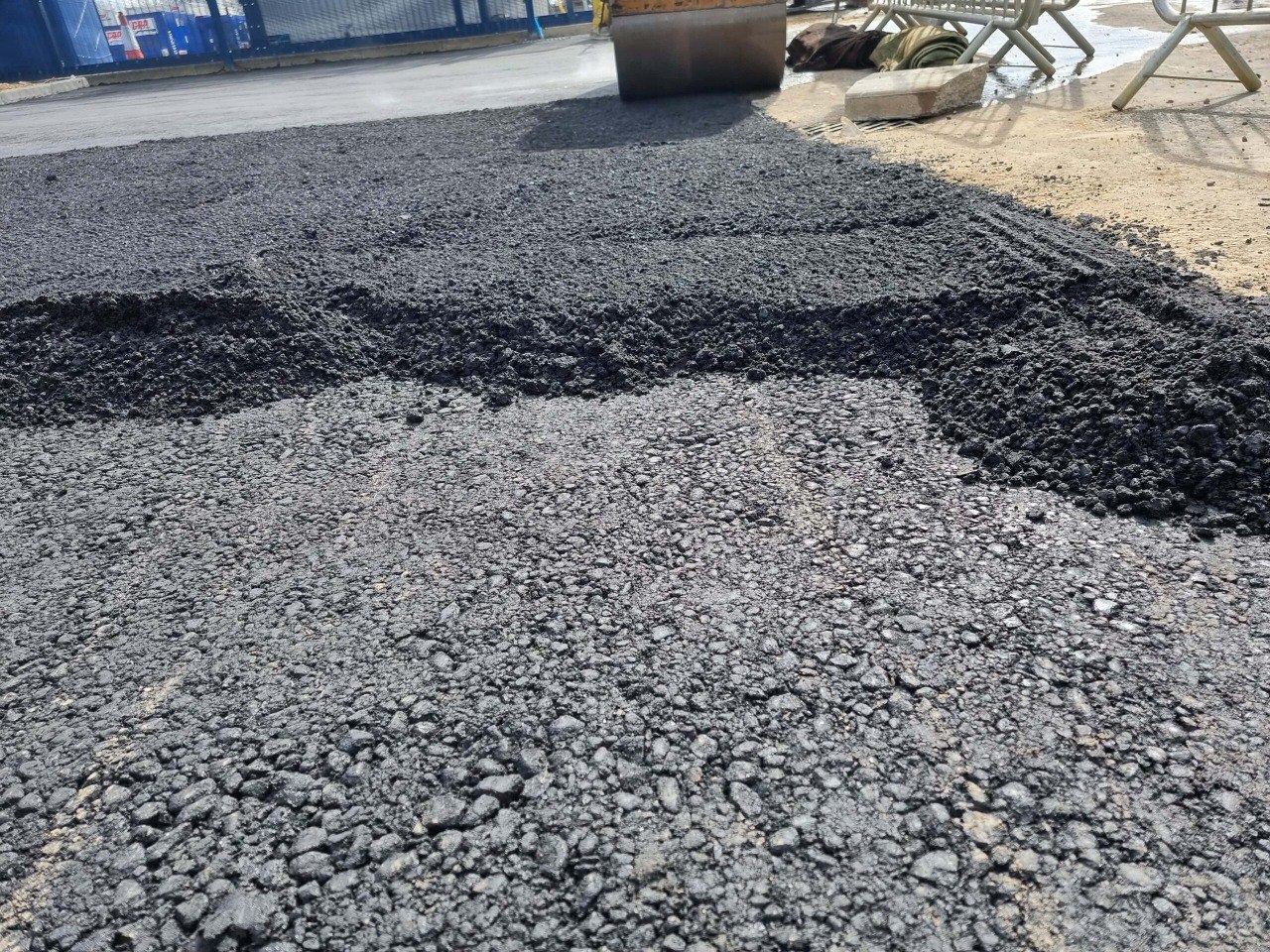 This is tarmac being laid by Huntingdon Driveways